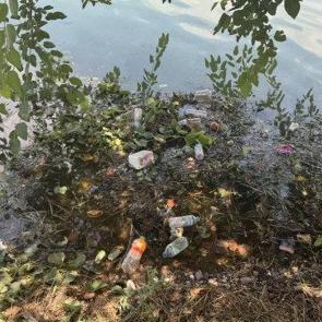 CHP'li belediyede tepki &ccedil;eken manzara: Turistlerin uğrak noktası pislik i&ccedil;inde!