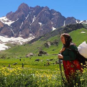 Hakkari&rsquo;de aynı anda 2 mevsim! Bir yanda buzullar bir yanda bahar &ccedil;i&ccedil;ekleri