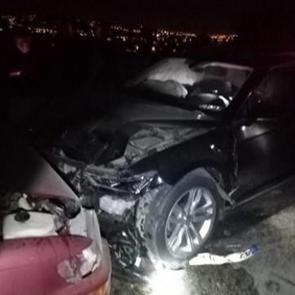 İki otomobil &ccedil;arpıştı: Eski milletvekili ile 2 kişi yaralandı