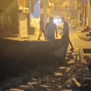 İstanbul'da korku dolu anlar: Beton par&ccedil;aları yola d&uuml;şt&uuml;!