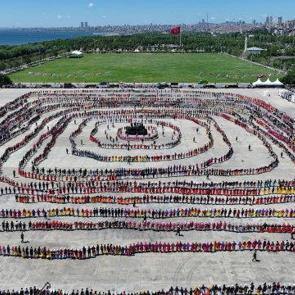 İstanbul'da 5 bin kişi aynı anda horon oynayarak Guinness Rekorlar Kitabı'na girdi