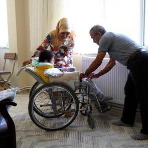İki evladını kaybeden &ccedil;ift, y&uuml;zde 100 engelli Recep'e ana-baba oldu