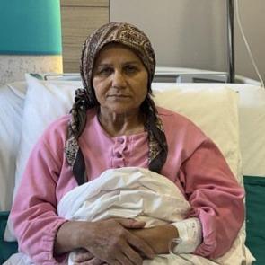 Ameliyattan ka&ccedil;tı, tavsiye &uuml;zerine sardığı ot bacaklarını yaktı