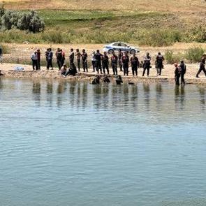 Kızılırmak&rsquo;ta akıntıya kapılan &ccedil;ocuklardan Zerda &ouml;ld&uuml;, G&uuml;lseren ise kayıp 