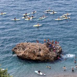 Antalya&rsquo;da plajlar doldu taştı! Nem arttı, bunalanlar sahillere koştu