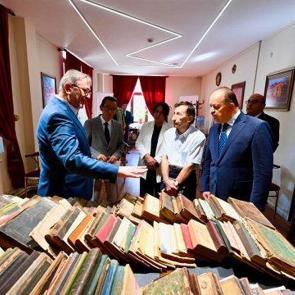 Emin Şefik &Ouml;zengicioğlu'nun tarihi koleksiyonu T&Uuml;YEK'e bağışlandı