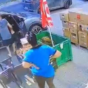 Mersin'de erkek arkadaşı tarafından sokak ortasında darbedilen kadının o anları kamerada