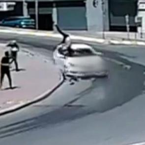 Esenyurt'ta, ters y&ouml;nde giden scooter s&uuml;r&uuml;c&uuml;s&uuml;ne araba &ccedil;arptı