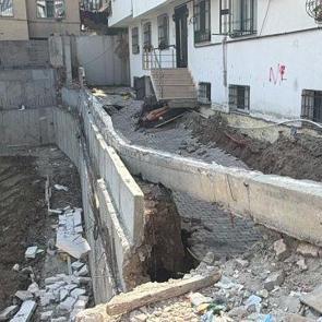 K&uuml;&ccedil;&uuml;k&ccedil;ekmece'de 5 katlı binanın giriş katı &ccedil;&ouml;kt&uuml;! 29 kişi tahliye edildi