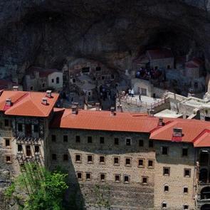 S&uuml;mela Manastırı&rsquo;na yoğun ilgi: 5 yılda 2 milyonu aştı