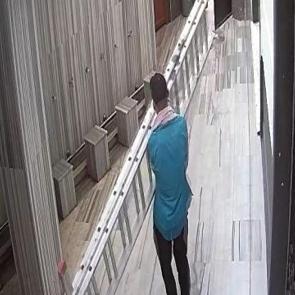Tuvalet bahanesiyle girdiği restorandan cep telefonu, camiden seyyar merdiven &ccedil;aldı
