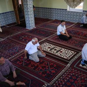 Vefat eden kişinin halısı camiye seriliyor: Asırlık Y&ouml;r&uuml;k geleneği devam ediyor