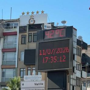 Adeta kavruldu, termometreler şehir merkezinde 42 dereceyi g&ouml;sterdi!