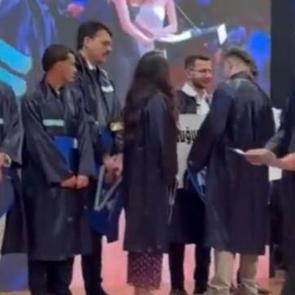AK Parti S&ouml;zc&uuml;s&uuml; &Ccedil;elik'ten mezuniyet t&ouml;reninde ayet yazılı pankartın kapatılmasına tepki