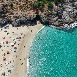 Antalya&rsquo;nın &uuml;nl&uuml; plajında yoğunluk: Deniz suyu sıcaklığı, hava sıcaklığını yakaladı