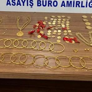 Kapının &ouml;n&uuml;nde servet buldu, polise teslim etti