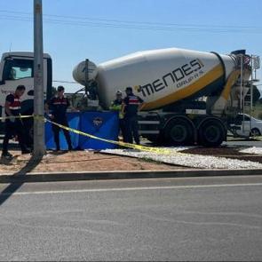 Beton mikserinin &ccedil;arptığı yaya &ouml;ld&uuml;