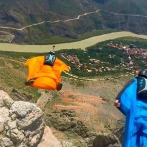 Cennete A&ccedil;ılan Kapı&rsquo;dan Karanlık Kanyon&rsquo;a atladılar: Erzincan&rsquo;da wingsuit coşkusu
