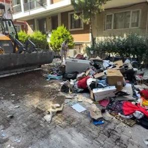 Cezaevinde olduğu i&ccedil;in 7 aydır kira &ouml;deyemedi, ev sahibi eşyaları sokağa attı