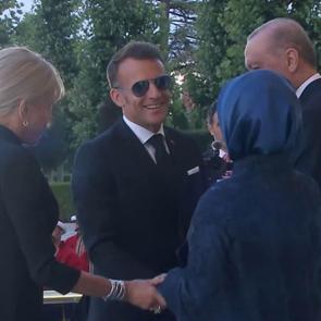 Emine Erdoğan Macron'un elini &ouml;pmesine izin vermedi