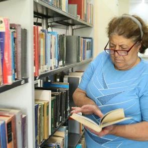 Eşini kaybettikten sonra okula d&ouml;nd&uuml;, yedi &uuml;niversite diploması aldı