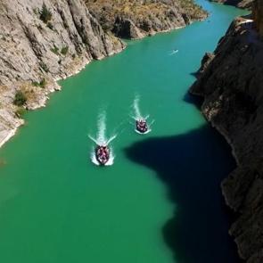 Fırat&rsquo;ın serin sularında unutulmaz deneyim! Karanlık Kanyon&rsquo;da doğa ve adrenalin buluştu