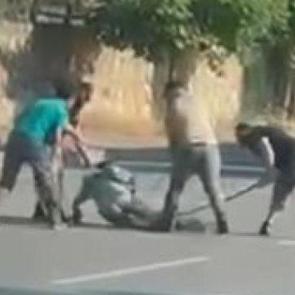 Gebze'de trafikte dehşet: 4 kişi, 1 kişiyi ara&ccedil;tan indirip sopalarla &ouml;ld&uuml;resiye d&ouml;vd&uuml;