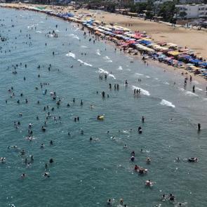 Gelen kendini denizde buluyor! Mersin&rsquo;de sıcaktan ka&ccedil;anlar plajlara akın etti