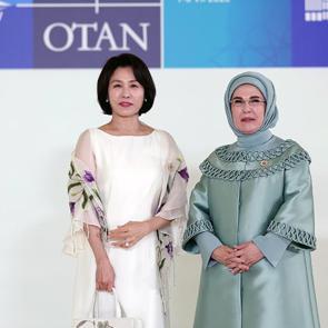 G&uuml;ney Kore First Lady'sinden Emine Erdoğan'a unutulmaz jest