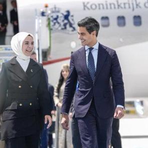 Bakan G&ouml;ktaş karşıladı: NATO Zirvesi'nde Hollanda ile dikkat &ccedil;eken karşılama diplomasisi!