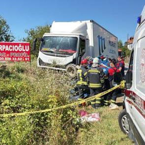 Kamyonla &ccedil;arpışan patpatın s&uuml;r&uuml;c&uuml;s&uuml; &ouml;ld&uuml;