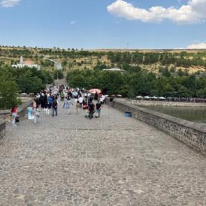 Kavurucu sıcaklar geldi, Diyarbakır&rsquo;ın &uuml;nl&uuml; eseri boş kaldı