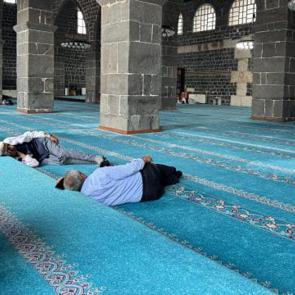 Kent kavruluyor! Termometreler 40 dereceyi g&ouml;sterdi