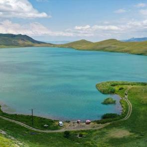 K&ouml;yl&uuml; g&ouml;z&uuml; gibi bakıyor: Deniz g&ouml;l&uuml; eşsiz g&uuml;zelliği ile mest ediyor