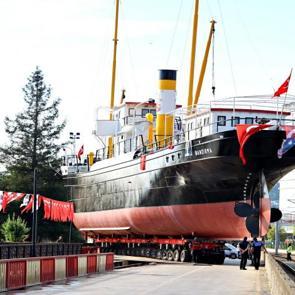 Milli m&uuml;cadelenin simge eseri karadan y&uuml;r&uuml;t&uuml;ld&uuml;! Bandırma Gemi M&uuml;zesi yeni yerinde