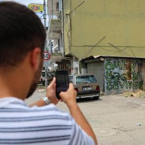 &Ouml;mer'in &Ouml;zge'ye sevdası kentin başına bela oldu! 'Ahlaksızlık, terbiyesizlik'