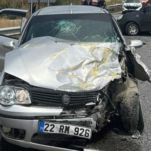 Otomobil ile hafif ticari ara&ccedil; &ccedil;arpıştı: 6 yaralı