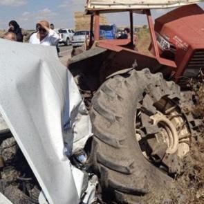 Otomobil park halindeki trakt&ouml;re &ccedil;arptı: 3 &ouml;l&uuml;, 1 yaralı