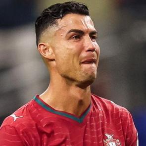Ronaldo son ma&ccedil;ında rekor kırdı! G&ouml;zyaşları i&ccedil;inde veda etti