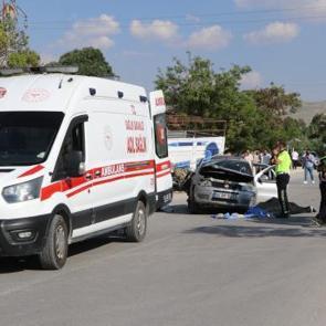 Van'da otomobil, park halindeki kamyona &ccedil;arptı: 1 &ouml;l&uuml;, 4 yaralı