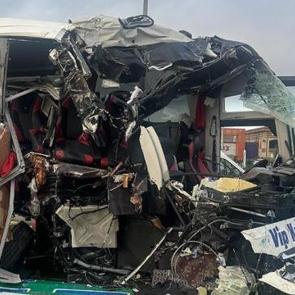 Yolcu otob&uuml;s&uuml; bariyere ve tabelaya &ccedil;arptı: 5'i ağır 15 yaralı
