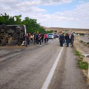 Yolcu otob&uuml;s&uuml; devrildi! &Ouml;l&uuml; ve &ccedil;ok saayıda yaralı var