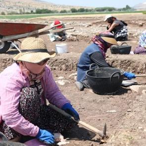 50 yılın ardından yeniden! 12 bin yıllık &Ccedil;ay&ouml;n&uuml; Tepesi&rsquo;nde kazı &ccedil;alışmaları başladı