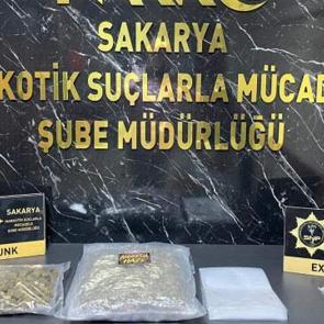 Kuzey Marmara&rsquo;da narkotik pususu: Otobandaki l&uuml;ks ara&ccedil;lardan kilolarca zehir fırladı!