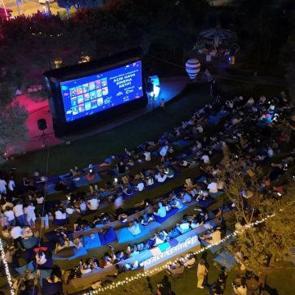 Akasya, yıldızların altında sinema keyfini yeniden yaşatıyor