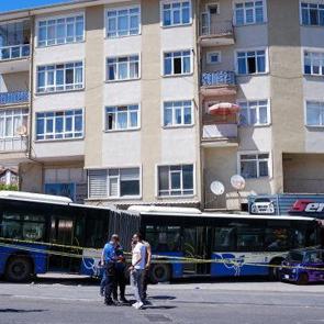 Ankara'da feci kaza: EGO otob&uuml;s&uuml; iş yerine girdi!