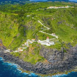 Atlas Okyanusu&rsquo;nun volkanik kayalar &uuml;zerindeki g&ouml;zc&uuml;s&uuml;: Farol do Arnel Deniz Feneri