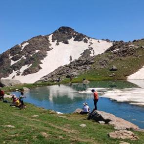 Bana mısın demediler! Hakkari&rsquo;nin dondurucu suları doğaseverleri ağırladı