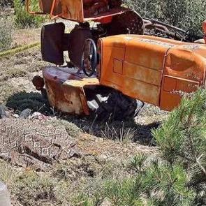 Devrilen trakt&ouml;r&uuml;n s&uuml;r&uuml;c&uuml;s&uuml; hayatını kaybetti