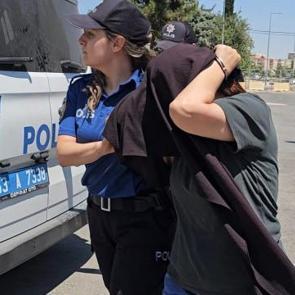 Hemşire kıyafetiyle bebek ka&ccedil;ırmaya &ccedil;alıştı